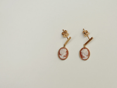 ㆍDesigned by Daeunㆍ Dieci Shell Cameo Stick Dangle Earrings 18K 디에치 셸 카메오(10＊8) 스틱 달랑 귀걸이
